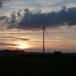 Eine Windenergieanlage in Berching bei Sonnenuntergang (Quelle: Windpower GmbH) 