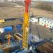 Eine Bohrung wird mit einem großen Bohrturm dukrchgeführt  (Quelle: Energie-Wende-Garching GmbH & Co KG).